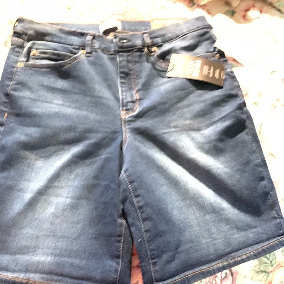 Nicole by Nicole Miller Pants - 🤎SOLD🤎 NWT Nicole Miller Women’s Jean Shorts Size 8 Button and pockets